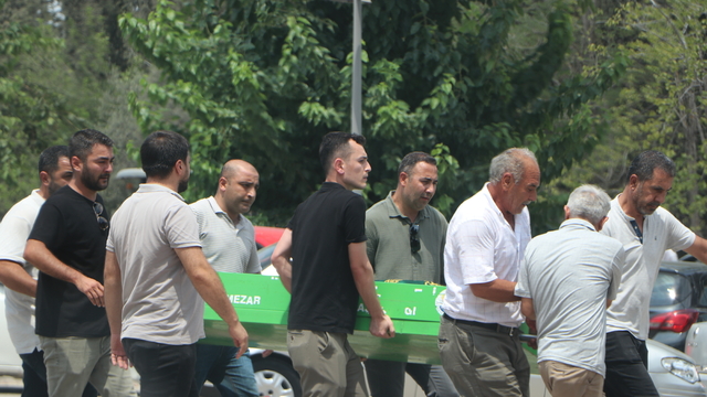 İnfaz koruma memurunun öldürdüğü eşi ve kızı toprağa verildi