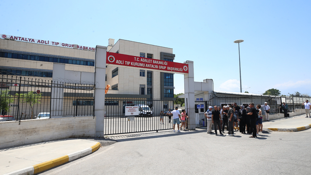 Antalya'da kontrolden çıkan otomobilin kaldırımda çarptığı üniversite öğrencisi öldü