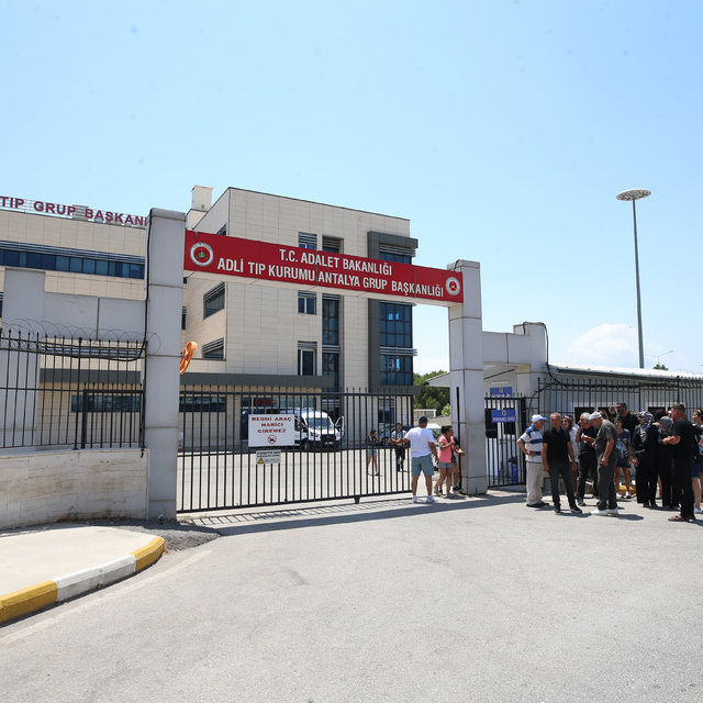 Antalya'da kontrolden çıkan otomobilin kaldırımda çarptığı üniversite öğren...