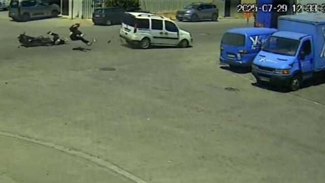 Motosikletle hafif ticari aracın çarpıştığı, 2 kişinin yaralandığı kaza kamerada