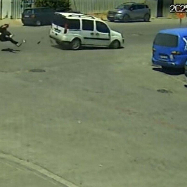 Motosikletle hafif ticari aracın çarpıştığı, 2 kişinin yaralandığı kaza kam...