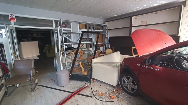 Giresun'da kontrolden çıkan otomobilin girdiği iş yerinde hasar oluştu