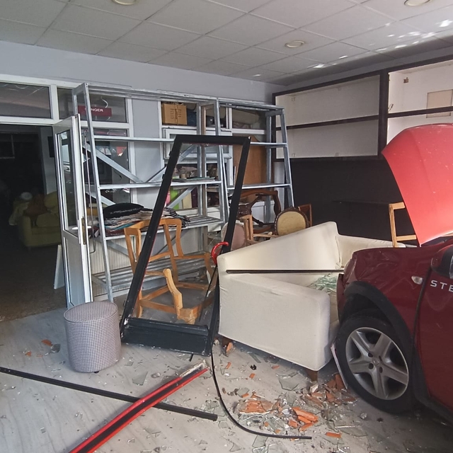 Giresun'da kontrolden çıkan otomobilin girdiği iş yerinde hasar oluştu