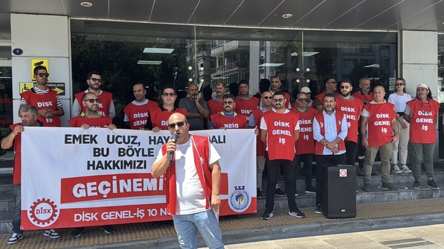 İzmir'de Karşıyaka Belediyesi işçileri maaşlarını alamadıkları gerekçesiyle eylem yaptı