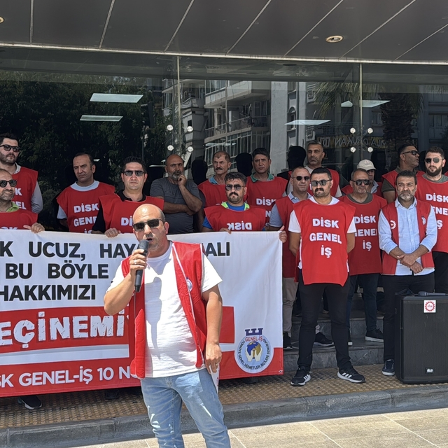 İzmir'de Karşıyaka Belediyesi işçileri maaşlarını alamadıkları gerekçesiyle...