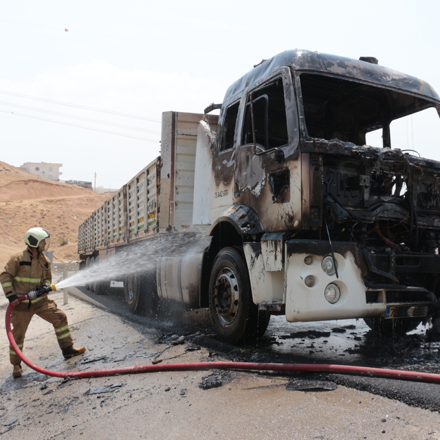 Şırnak'ta seyir halindeki tır yandı
