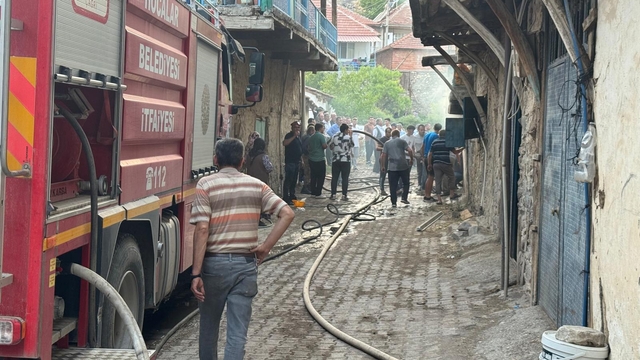 Afyonkarahisar'da ahşap evde çıkan yangın söndürüldü