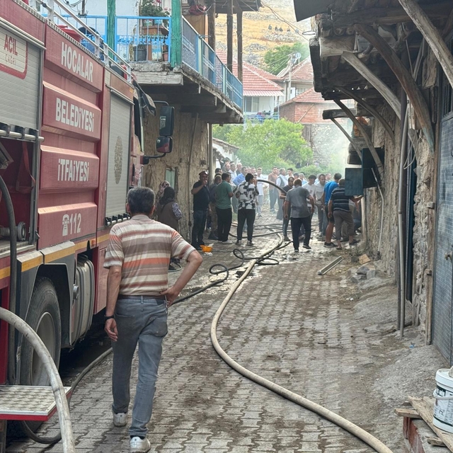 Afyonkarahisar'da ahşap evde çıkan yangın söndürüldü