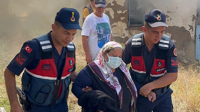 Sivas'ta çıkan yangında 5 ev kullanılamaz hale geldi