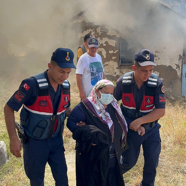 Sivas'ta çıkan yangında 5 ev kullanılamaz hale geldi