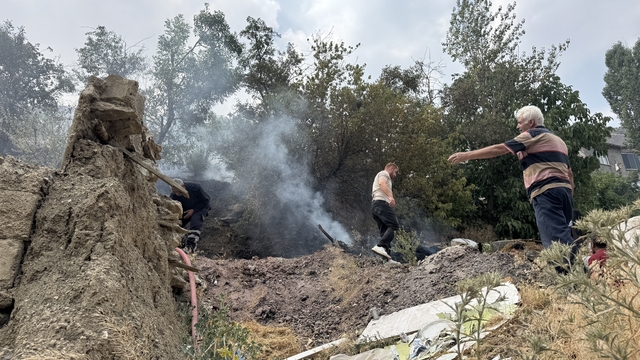 Hakkari'de ağaçlık alanda çıkan yangın kontrol altına alındı