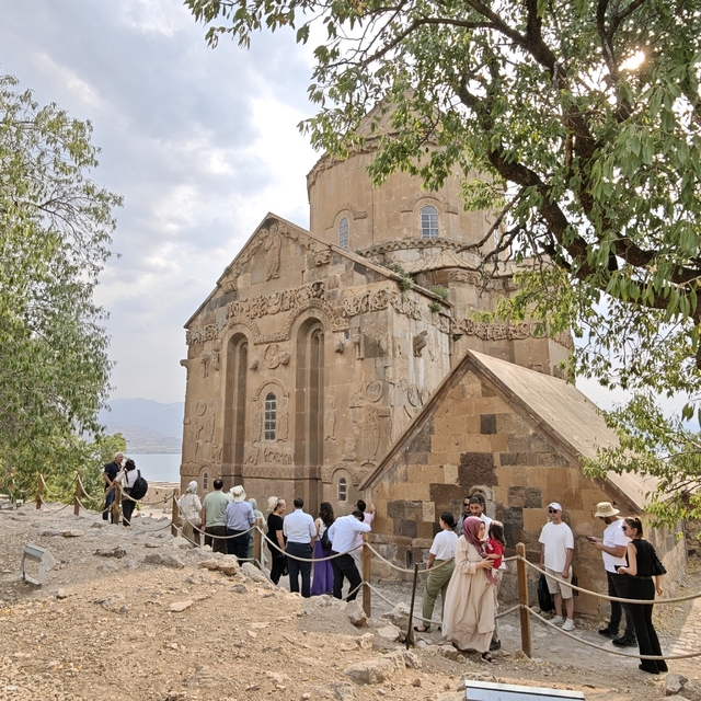 Farklı illerden gelen gazeteciler Van'ın tarihi ve kültürel alanlarını gezd...