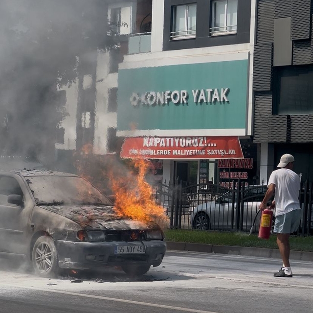 Sürücünün otomobilindeki yangına müdahalesi kamerada