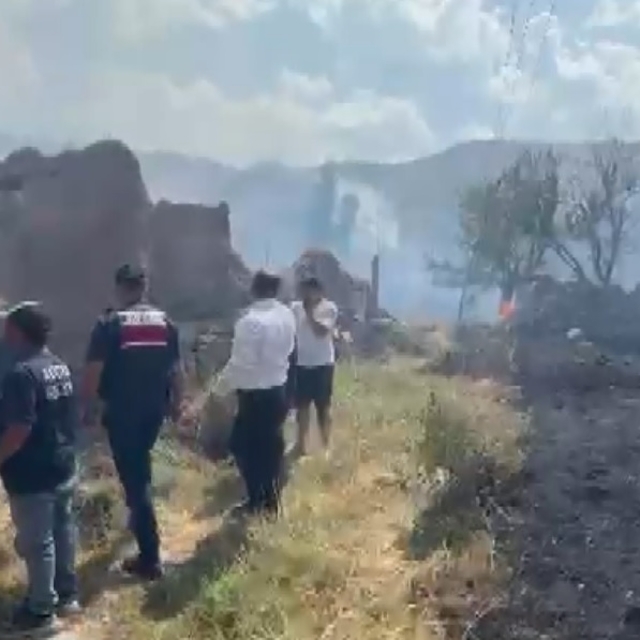 Köyde çıkan yangında 5 ev zarar gördü