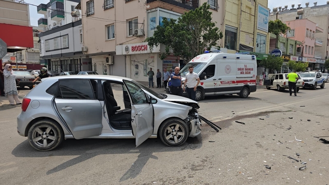 Adana'da bir kişinin yaralandığı trafik kazası güvenlik kamerasında