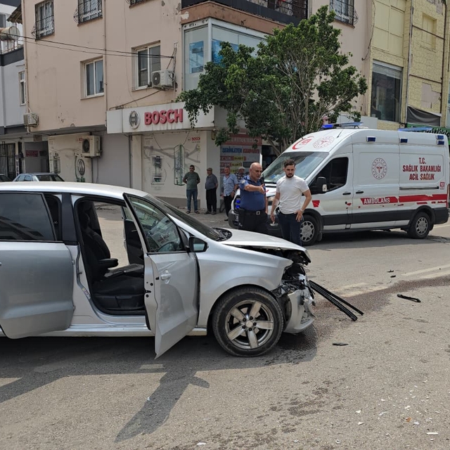 Adana'da bir kişinin yaralandığı trafik kazası güvenlik kamerasında