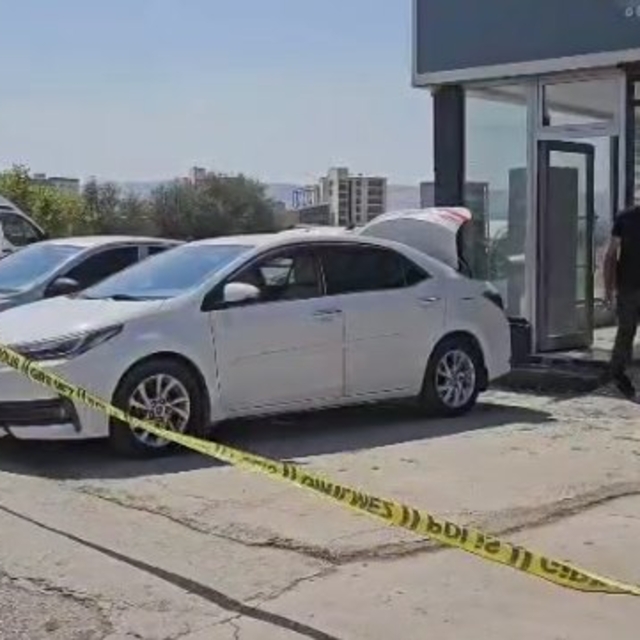 Oto galeriye ateş açıldı: 1 yaralı