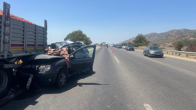 Germencik'te tıra çarpan otomobilin sürücüsü yaralandı