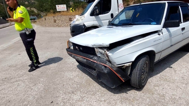 Boyabat'ta istinat duvarına çarpan otomobilin sürücüsü yaralandı