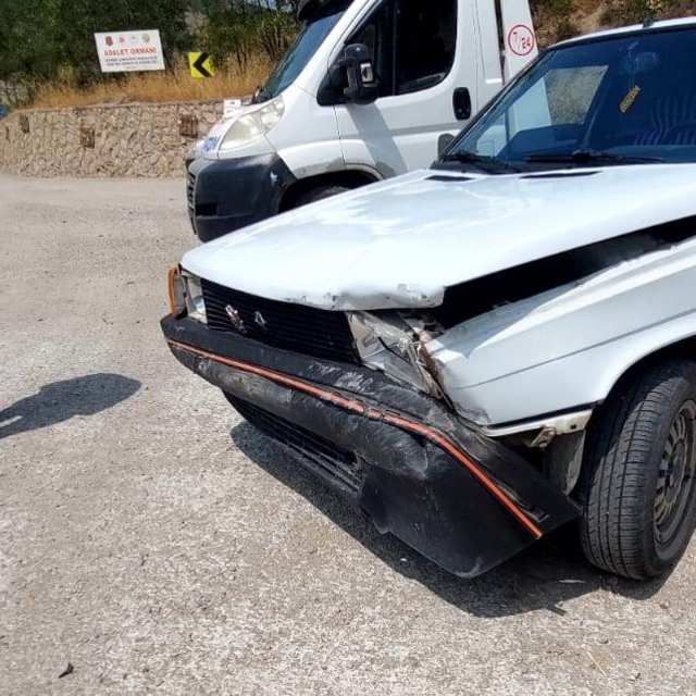 Boyabat'ta istinat duvarına çarpan otomobilin sürücüsü yaralandı