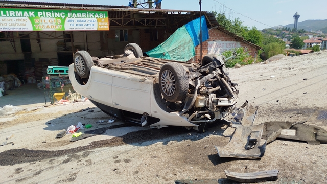 Sinop'ta otomobil çeltik fabrikasının bahçesine devrildi, 2 kişi yaralandı