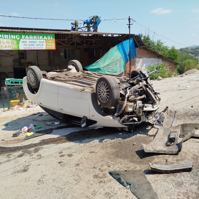 Sinop'ta otomobil çeltik fabrikasının bahçesine devrildi, 2 kişi yaralandı