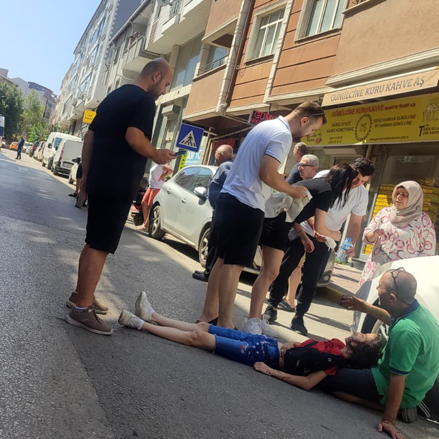 Motosiklet yayaya çarptı: 2 yaralı