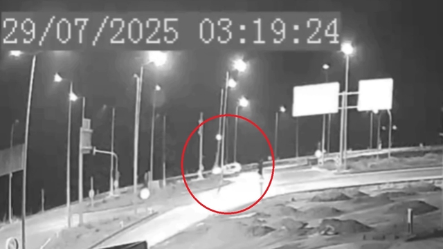 Kayseri'de hafif ticari aracın elektrik direğine çarptığı kaza kamerada: 7 yaralı (2)