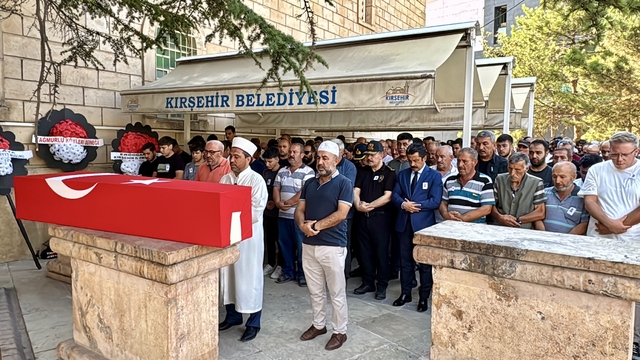 Diyarbakır'da trafik kazasında vefat eden polis memuru Kırşehir'de toprağa verildi