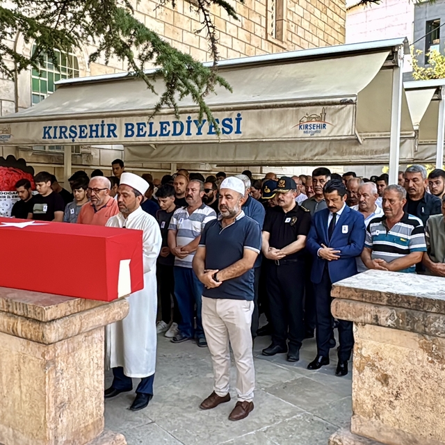 Diyarbakır'da trafik kazasında vefat eden polis memuru Kırşehir'de toprağa...