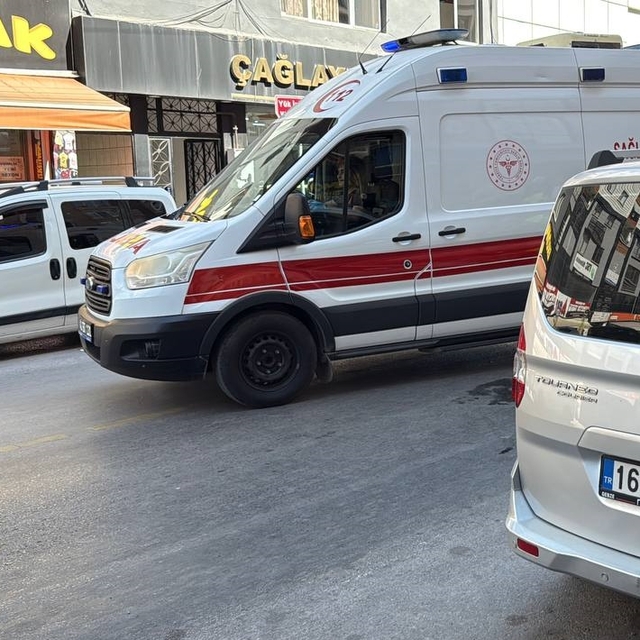 Kocaeli'de hafif ticari araçla çarpışan elektrikli bisikletin sürücüsü yara...