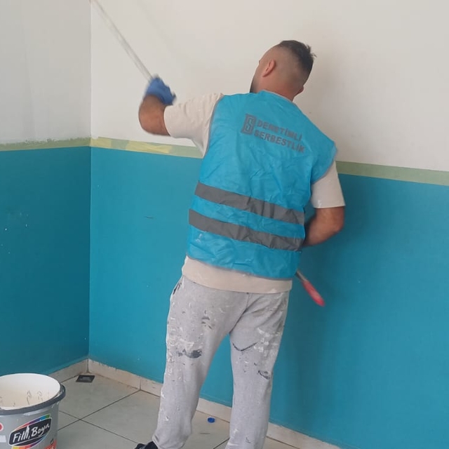 "Emeğimiz Eğitim İçin Projesi" kapsamında hükümlüler okulu boyadı