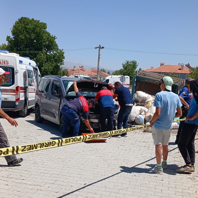 Burdur'da traktörle hafif ticari aracın çarpıştığı kazada 7 kişi yaralandı