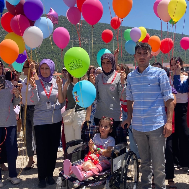 Burdur'da 5 yaşındaki yağmur için gökyüzüne balonlar bırakıldı