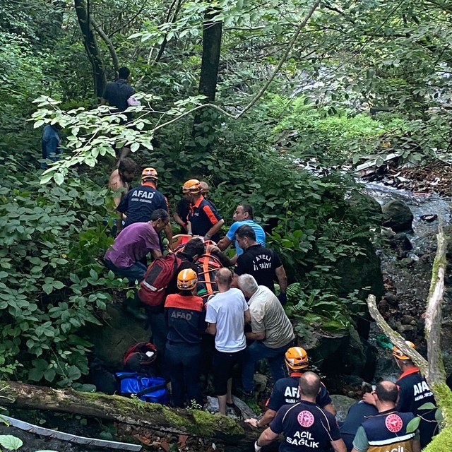 Rize'de dereye yuvarlanan otomobilin sürücüsü yaralandı