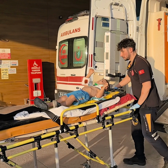 Hafif ticari aracın çarptığı çocuk yaralandı