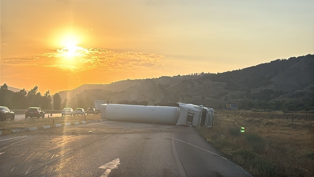 Erzincan'da devrilen kimyasal gaz yüklü tır ulaşımı aksattı