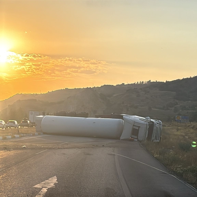 Erzincan'da devrilen kimyasal gaz yüklü tır ulaşımı aksattı