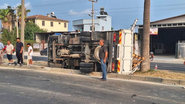 Mersin'de kamyonet ile otomobil çarpıştı, 3 kişi yaralandı