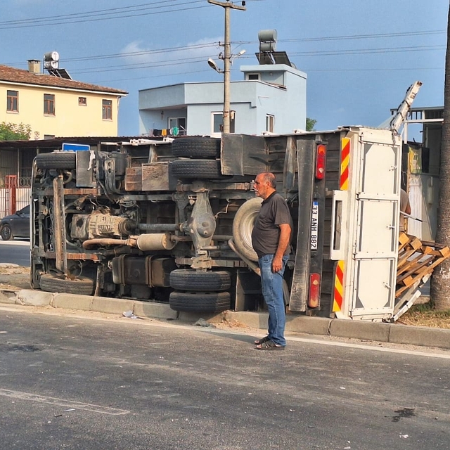 Mersin'de kamyonet ile otomobil çarpıştı, 3 kişi yaralandı