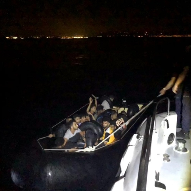İzmir açıklarında 17 düzensiz göçmen yakalandı