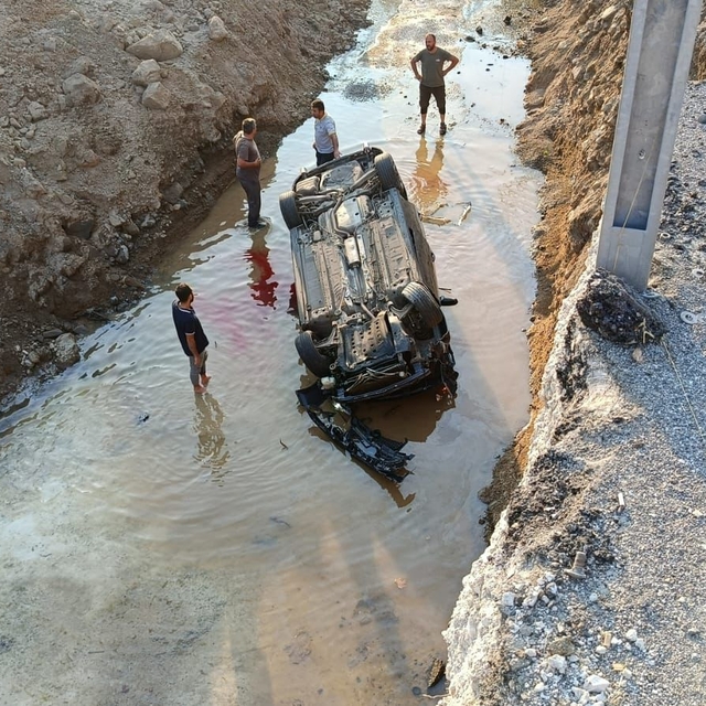 Dereye devrilen otomobildeki baba ve oğlu öldü