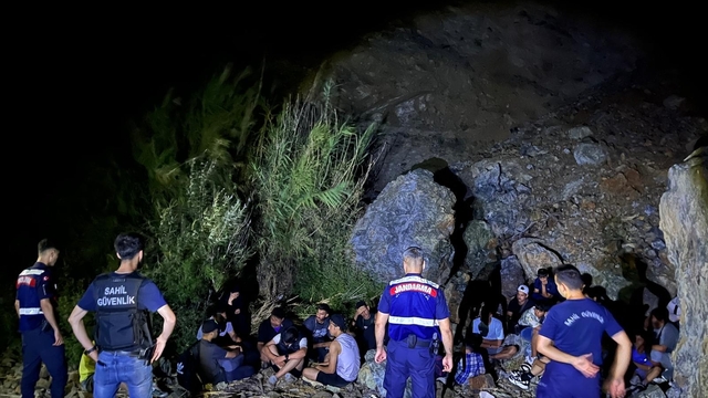 Marmaris'te 22 kaçak göçmen ile 3 organizatör yakalandı