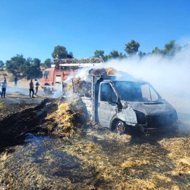Uşak'ta yanan saman kamyonundaki çift ağır yaralandı