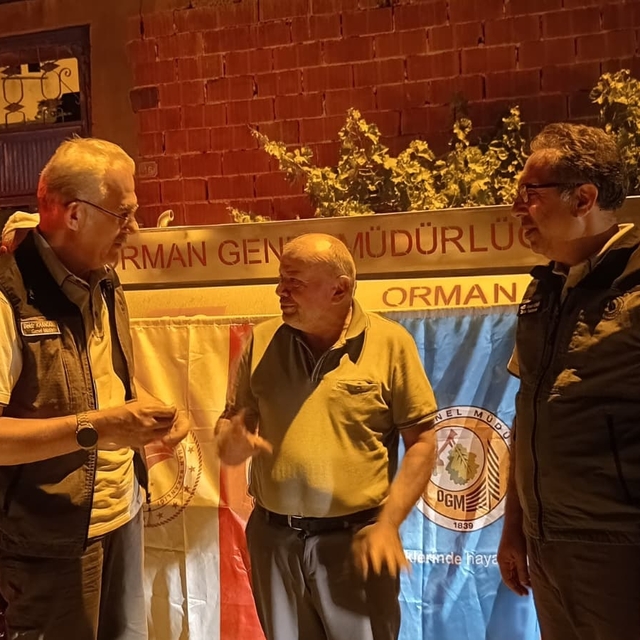 Orman Genel Müdürü Şahan, patlak lastikle yardıma giden çiftçiye tanker hed...