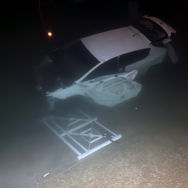 Otomobil sulama kanalına uçtu: 3 yaralı