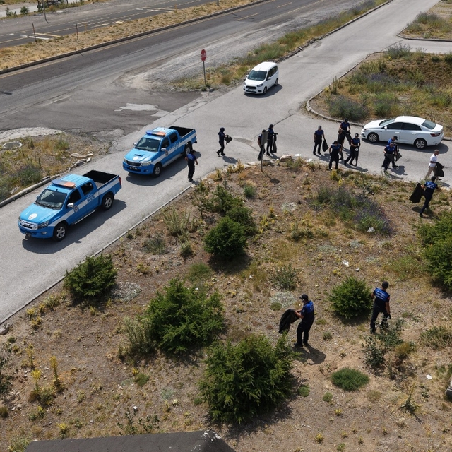 Kayseri Büyükşehir Belediyesi zabıta ekipleri Erciyes'te temizlik çalışması...