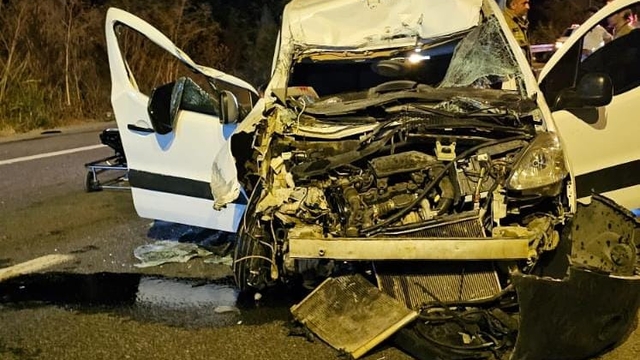 Hafif ticari araç, TIR'a çarptı; 1'i ağır, 2 yaralı
