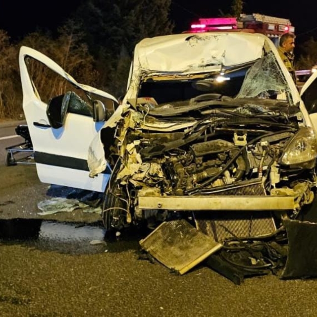 Hafif ticari araç, TIR'a çarptı; 1'i ağır, 2 yaralı