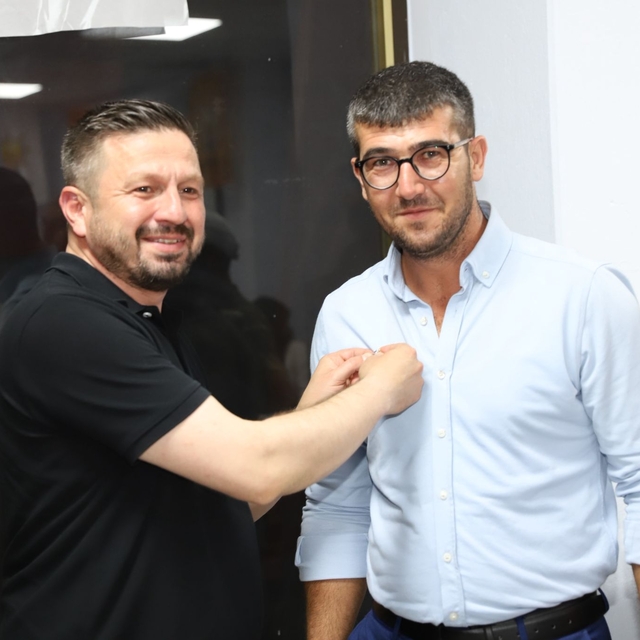 Kepsut'ta AK Parti'ye geçenlere rozet takıldı